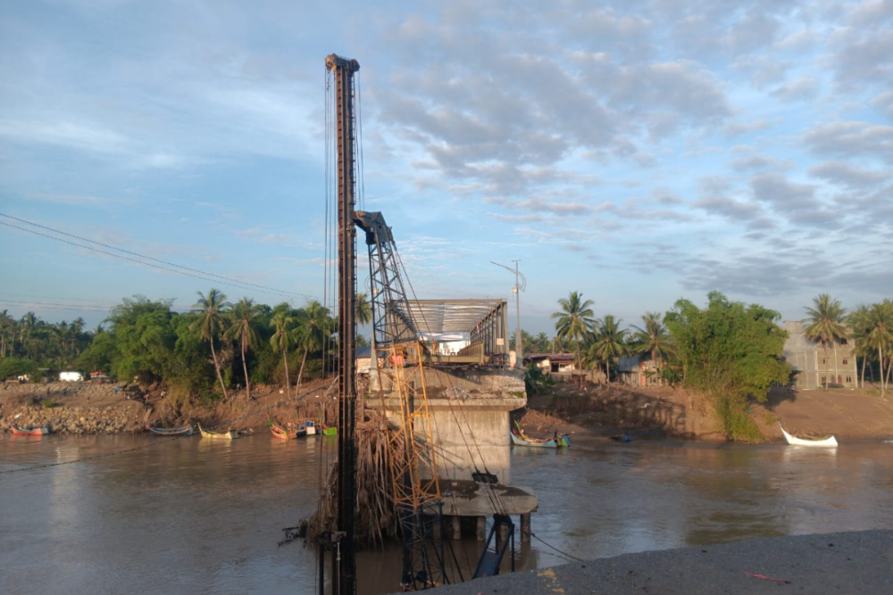  Kondisi jembatan penghubung utama lintas Medan-Banda Aceh dan sebaliknya di Kabupaten Bireuen yang terputus akibat banjir besar di wilayah ini pada akhir November lalu, Minggu (22/12/2025).