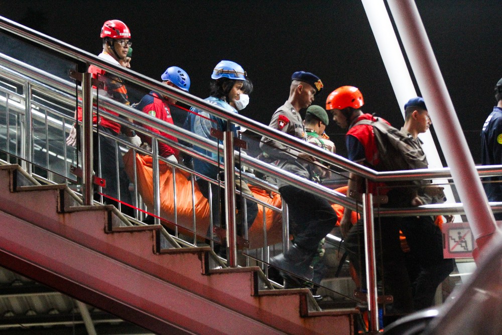 Foto-foto Proses Evakuasi Korban Kecelakaan KRL - KA Bromo di Stasiun Bekasi Timur