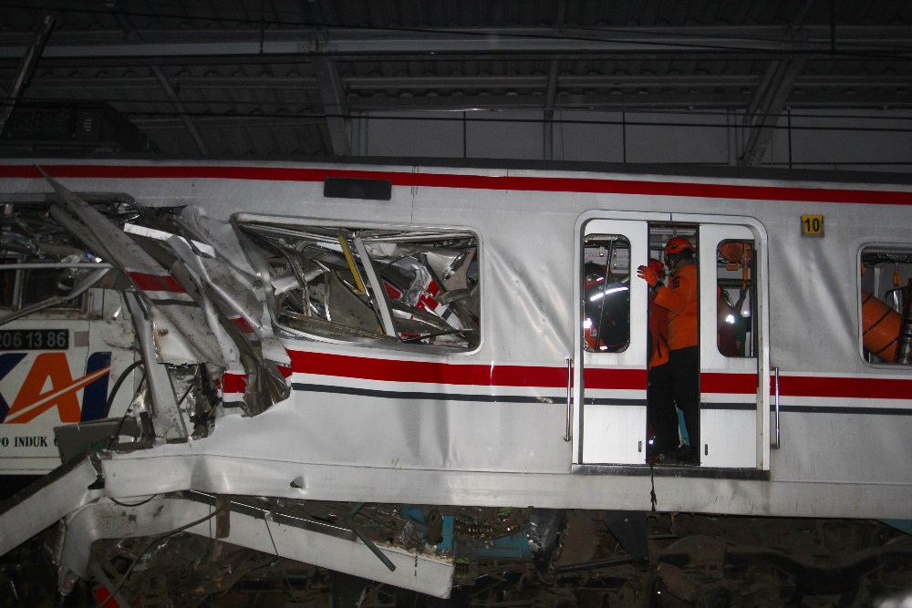 Foto-foto Proses Evakuasi Korban Kecelakaan KRL - KA Bromo di Stasiun Bekasi Timur