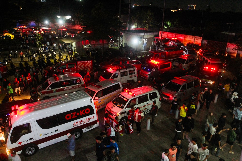 Foto-foto Proses Evakuasi Korban Kecelakaan KRL - KA Bromo di Stasiun Bekasi Timur