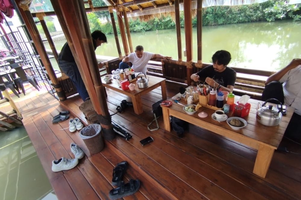 Reys Cafe & Saung Baso Kampung Nila Kawali: Kuliner Sedap di Atas Kolam Budi Daya Ikan