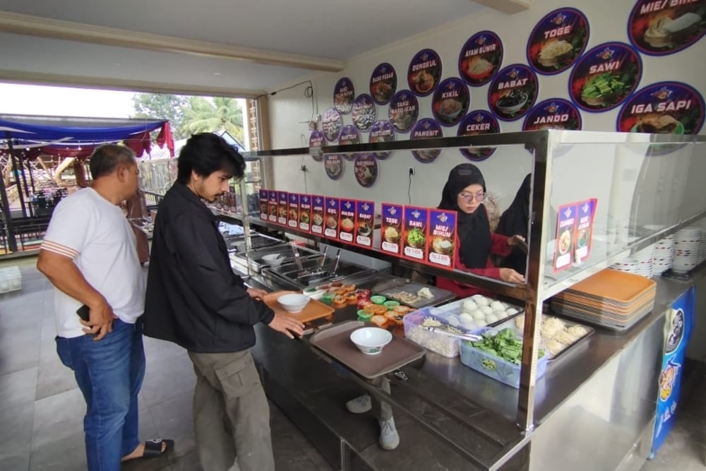 Reys Cafe & Saung Baso Kampung Nila Kawali: Kuliner Sedap di Atas Kolam Budi Daya Ikan