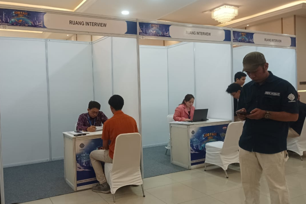 Ribuan Pelamar Kerja Menggantungkan Asa di Job Fair 2025