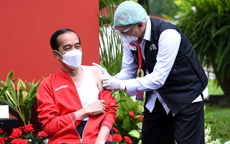 Presiden Joko Widodo menjadi orang pertama yang menerima vaksin Covid-19, pada Rabu (13/1/2021) di Istana Merdeka, Jakarta.
