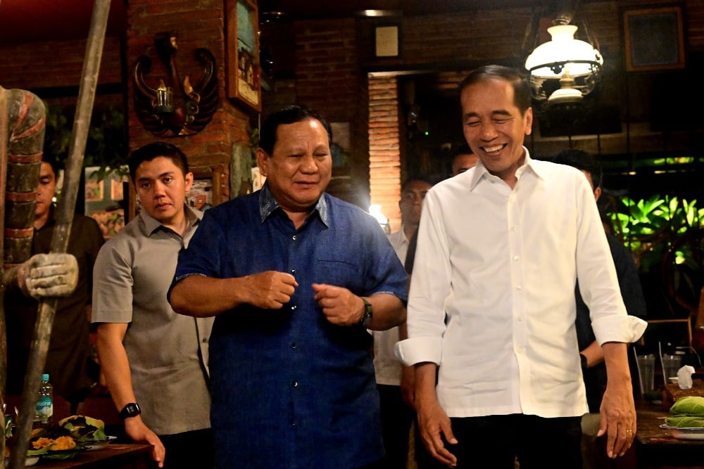 Presiden Prabowo Subianto dan Presiden ke-7 RI Jokowi bersantap di salah satu angkringan di kota Solo, Jawa Tengah pada Minggu (3/11/2024). Foto: Rusman - Biro Pers Sekretariat Presiden