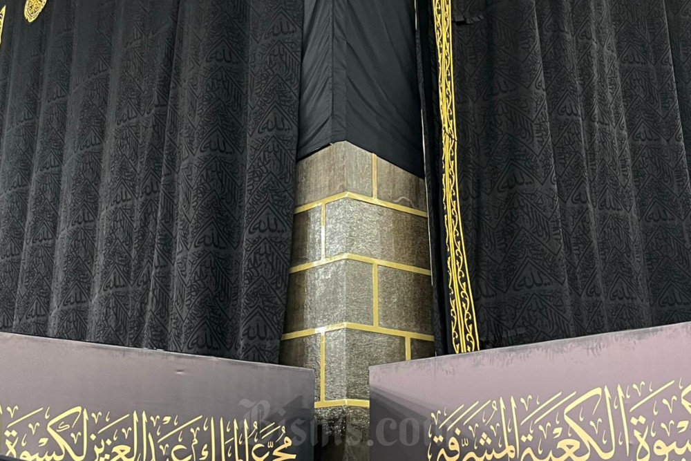 Sudut dinding Ka'bah yang terlihat saat penggantian kiswah di Masjidilharam, Makkah pada Senin (15/6/2026) malam hingga Selasa (16/6/2026) dini hari waktu Arab Saudi, atau saat memasuki 1 Muharam 1448 H. / Bisnis–Wibi Pangestu Pratama