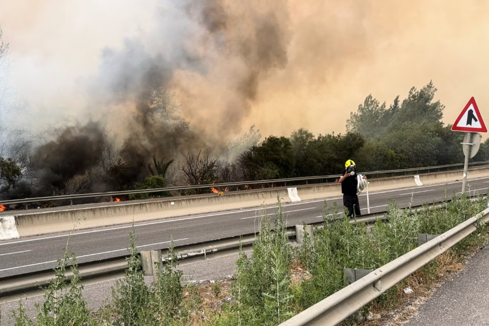 Seorang petugas pemadam kebakaran Israel bekerja di dekat Latrun saat kebakaran hutan akibat panas ekstrem dan angin melanda Israel tengah pada 30 April 2025. REUTERS/Sinan Abu Mayzer