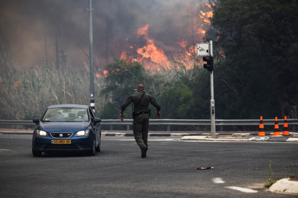 Seorang petugas pemadam kebakaran Israel bekerja di dekat Latrun saat kebakaran hutan akibat panas ekstrem dan angin melanda Israel tengah pada 30 April 2025. REUTERS/Sinan Abu Mayzer