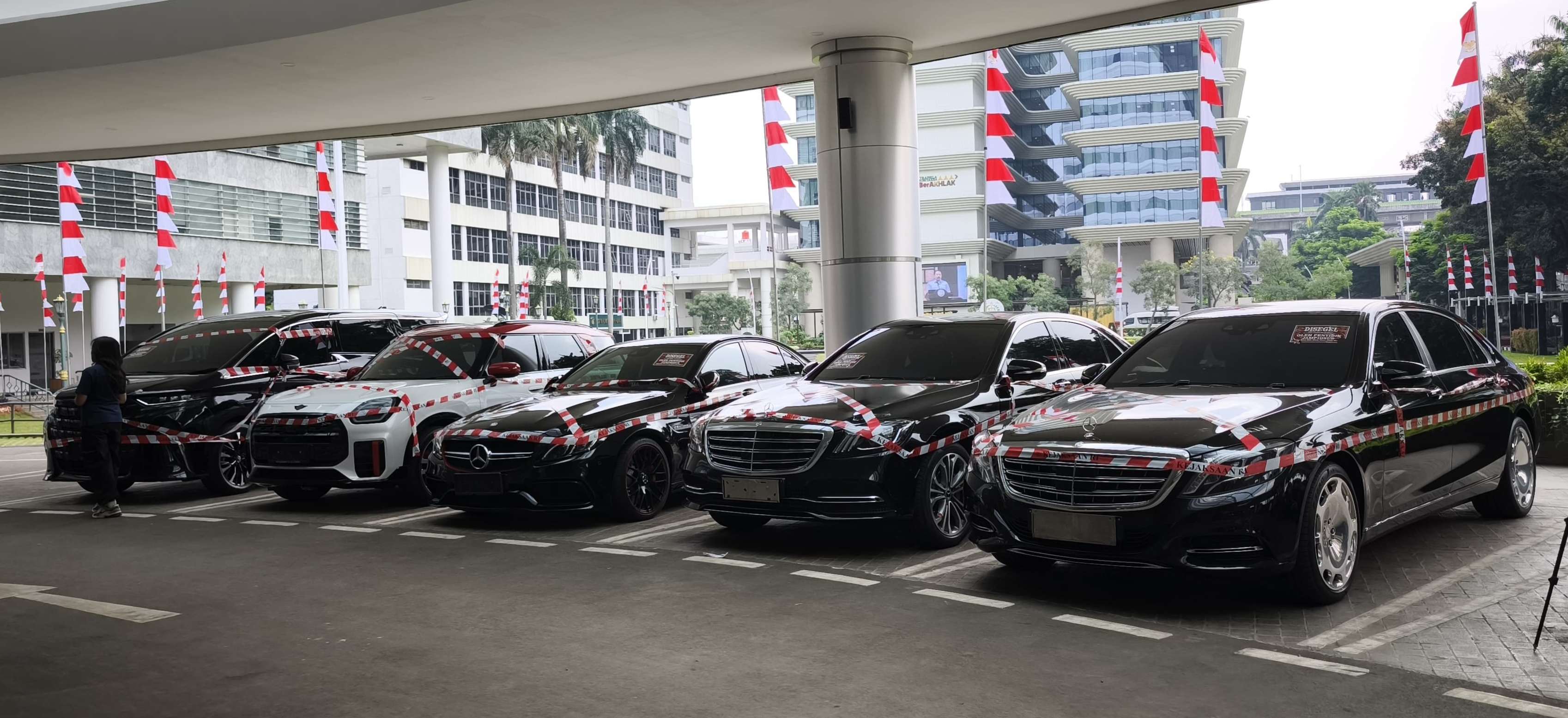 Kasus Riza Chalid, Kejagung Sita 3 Mobil Mercedes-Benz, Mini Cooper, Alphard, dan Uang Tunai