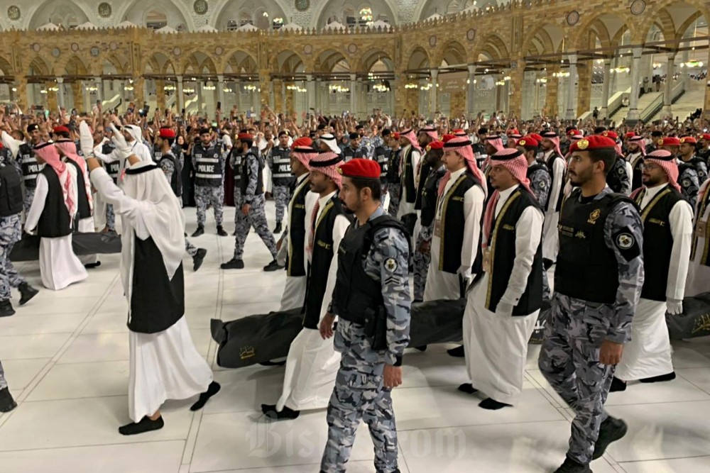 Petugas membawa masuk kain kiswah baru untuk mengganti kain lama sebagai penutup Ka’bah di Masjidilharam, Makkah. Proses penggantian kiswah dimulai sejak Senin (15/6/2026) sore hingga Selasa (15/6/2026) waktu Arab Saudi, saat memasuki 1 Muharam atau tahun baru Islam. / Bisnis–Wibi Pangestu Pratama