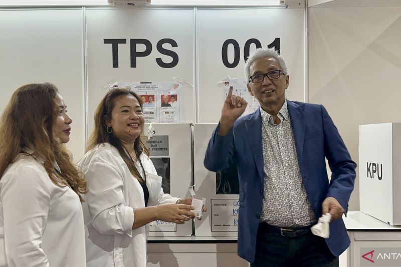 Duta Besar RI untuk Malaysia Hermono menunjukkan jari yang sudah tercelup tinta usai menyalurkan suara di TPS 001 di WTC di Kuala Lumpur, Minggu (11/2/2024)./Antara