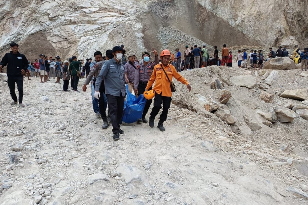 Proses evakuasi orban bencana longsor di lokasi penambangan galian C, kawasan Gunung Kuda, Kabupaten Cirebon, Jawa Barat/Dok.