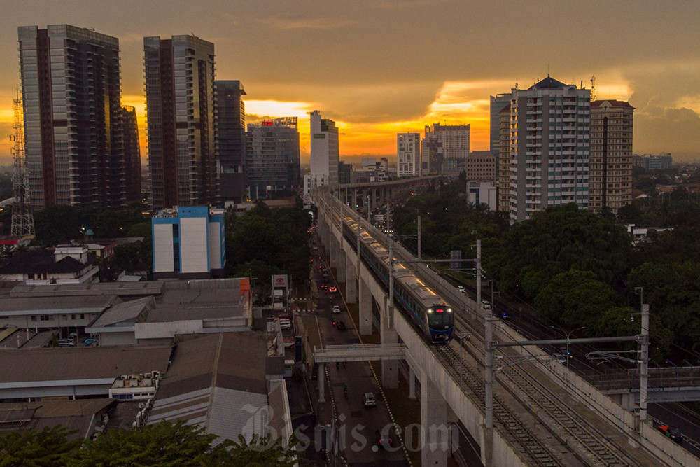 LRT Jakarta melintas di salah satu rute