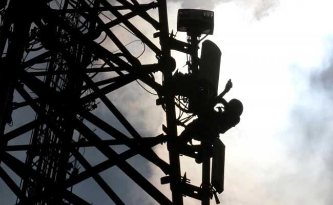 Ilustrasi pekerja memperbaiki jaringan di menara telekomunikasi