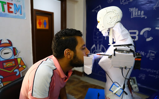 robot untuk memeriksa virus corona