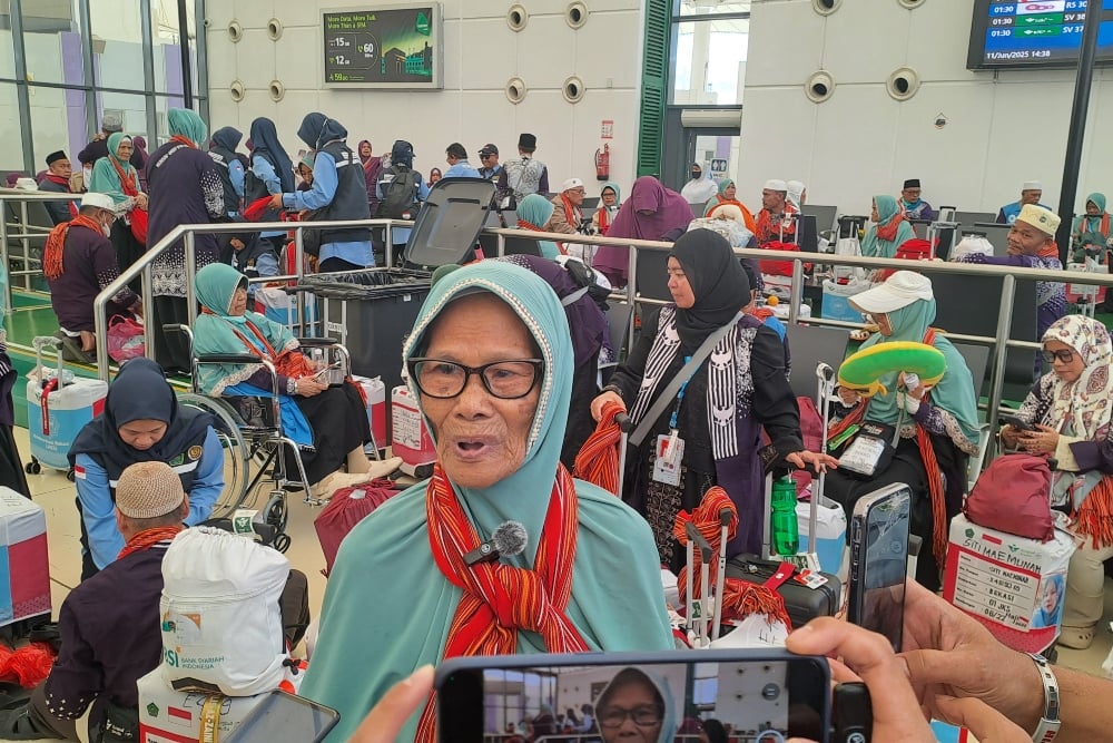 Jani Jaan (87) jemaah haji asal Bekasi, diwawancara sesaat sebelum kepulangan di Bandara Jeddah, Arab Saudi, Rabu (11/6/2025). Bisnis/Reni Lestari
