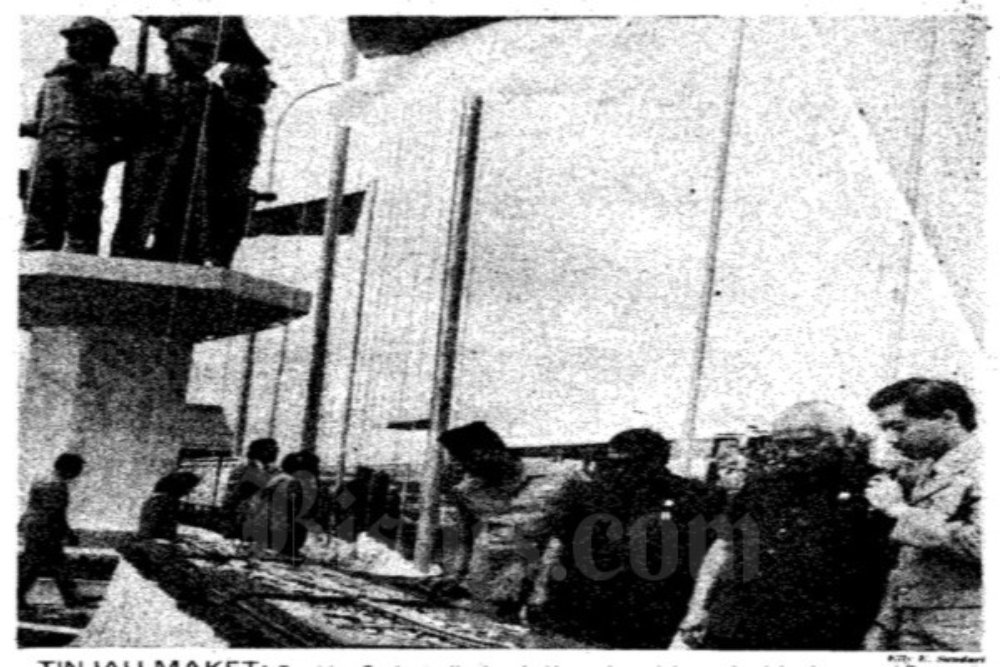 Presiden Soeharto tengah melihat maket jalan tol layang Cawang-Tanjung Priok pada Jumat (9/3/1990). Dok. Bisnis
