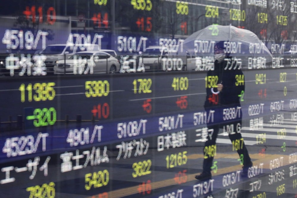 PREMIUM WRAP-UP: BBCA Dekati Rp10.000, Pembeli Emas Antam, hingga Serok Saham PTBA