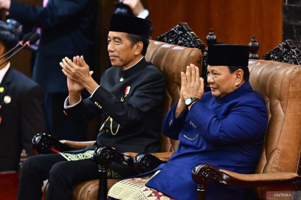 Presiden Joko Widodo (kiri) dan Presiden terpilih Prabowo Subianto (kanan) memberikan salam dalam pelantikan presiden dan wakil presiden periode 2024-2029 di Gedung Nusantara, Kompleks Parlemen, Senayan, Jakarta, Minggu (20/10/2024). Prabowo Subianto dan Gibran Rakabuming Raka akan mengikuti sidang paripurna MPR pengucapan sumpah sebagai Presiden dan Wakil Presiden Republik Indonesia masa bakti 2024-2029. ANTARA FOTO/Rivan Awal Lingga/aww.