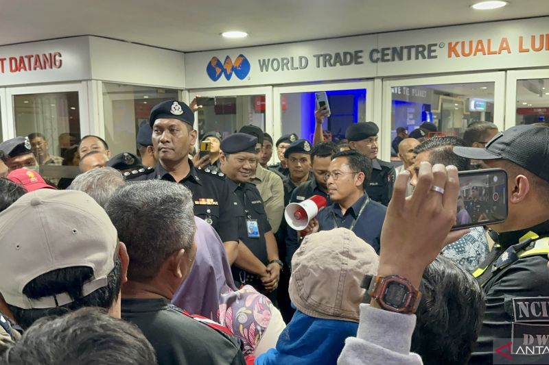 Panitia Pemilihan Luar Negeri Kuala Lumpur (membawa pengeras suara) berdialog dengan para WNI yang meminta dapat menyalurkan suara setelah Tempat Pemungutan Suara (TPS) ditutup pada pukul 18.00 waktu setempat di World Trade Center, Kuala Lumpur, Minggu (11/2/2024)Antara