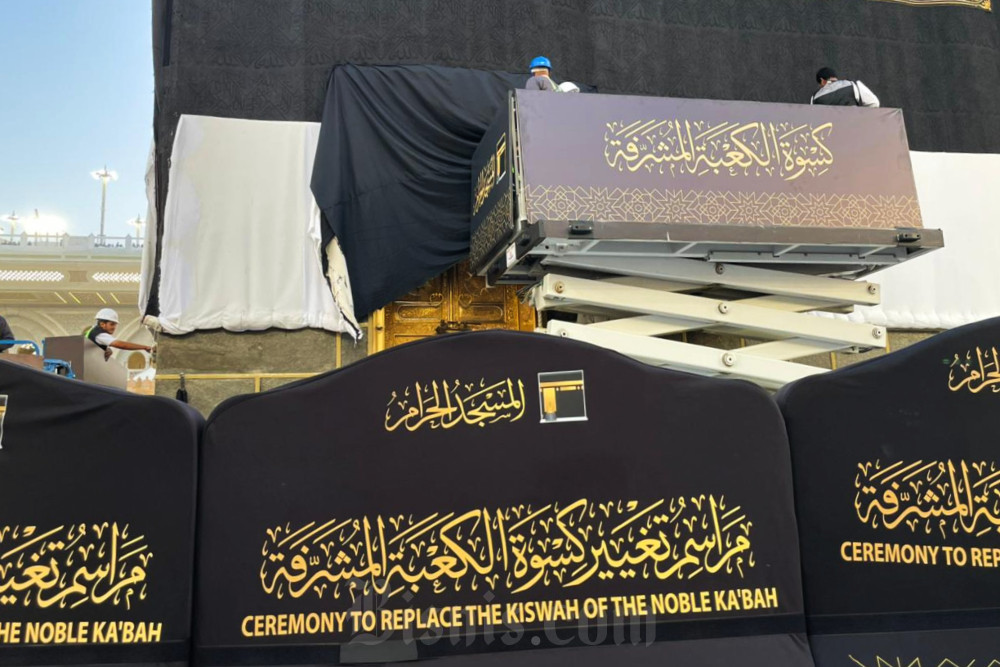Proses penggantian kiswah atau kain penutup Ka’bah di Masjidilharam, Makkah yang dimulai sejak Senin (15/6/2026) sore hingga Selasa (15/6/2026) waktu Arab Saudi, saat memasuki 1 Muharam atau tahun baru Islam. / Bisnis–Wibi Pangestu Pratama