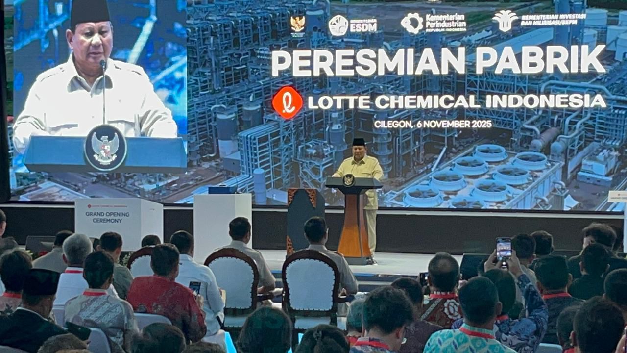 Presiden Prabowo berpidato saat peresmian pabrik Lotte Chemical Indonesia