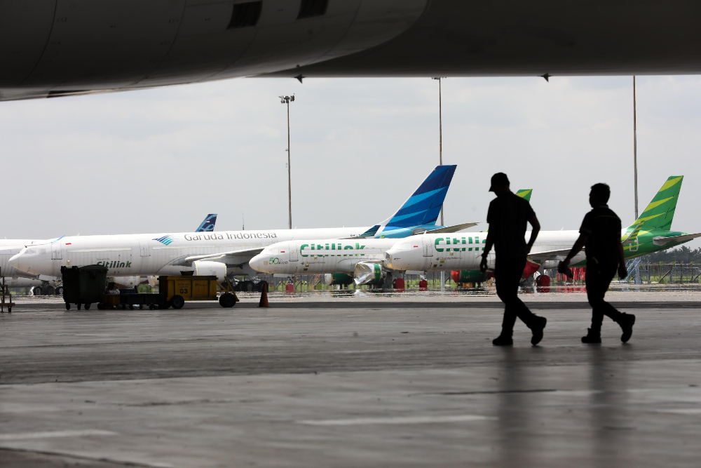 Orang melintas di depan Pesawat Garuda