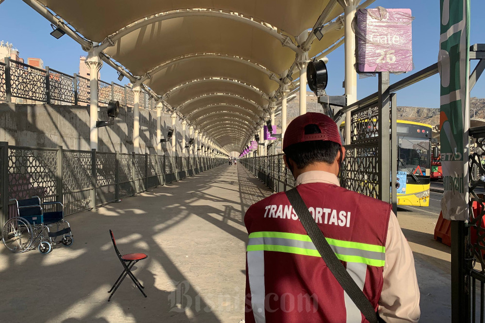 Petugas haji layanan transportasi di Terminal Syib Amir dekat Masjidilharam, Makkah, Arab Saudi pada Minggu (3/5/2026). / Bisnis-Wibi Pangestu Pratama