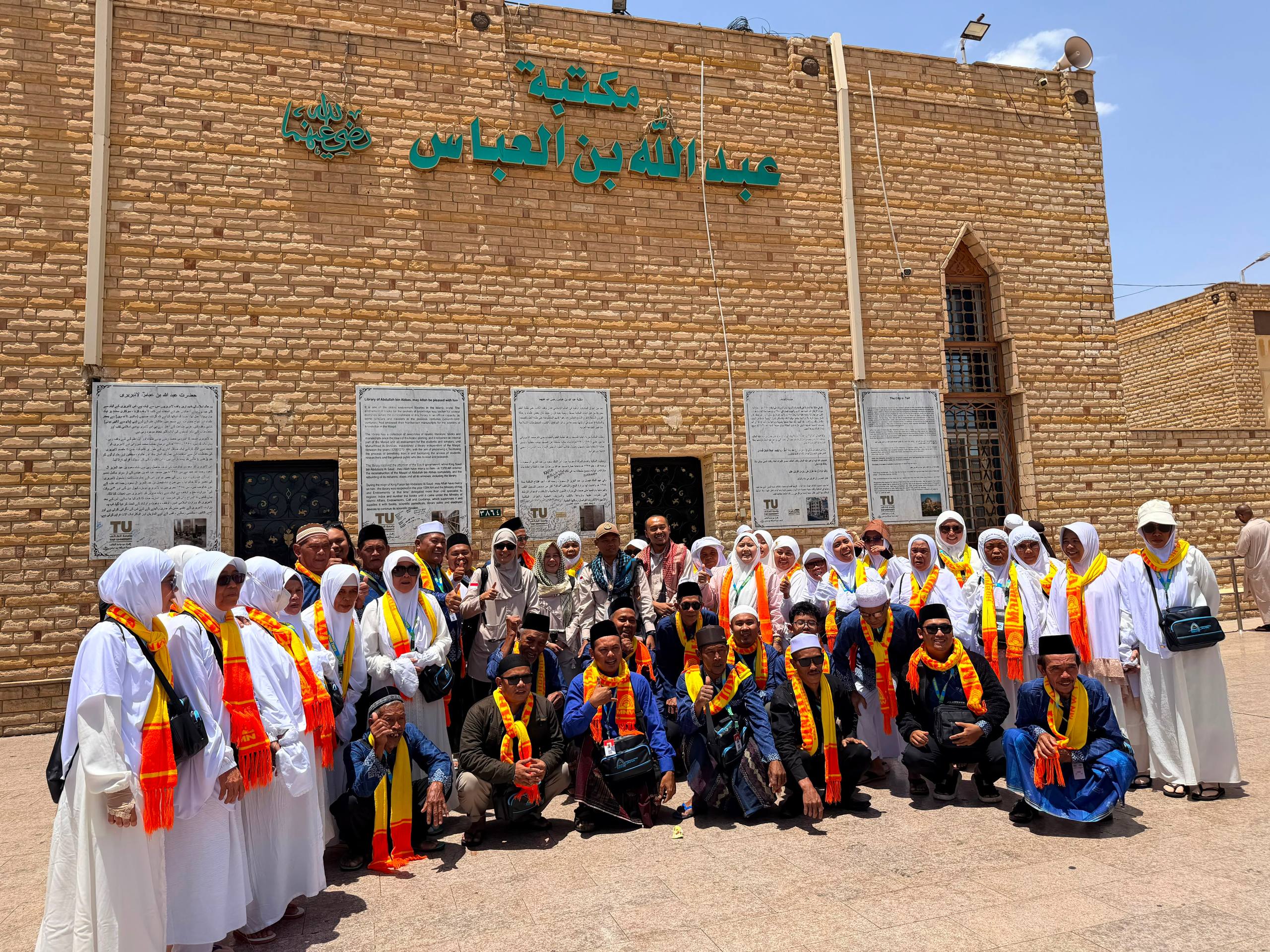 Para jemaah umrah dari Sukabumi berfoto bersama tim Media Center Haji (MCH) di Masjid Abdullah bin Abbas, Taif, Arab Saudi pada Rabu (10/6/2026). / dok. Media Center Haji