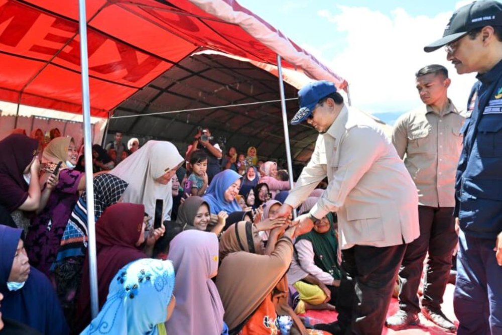 Presiden Prabowo Subianto meninjau lokasi terdampak banjir di Kutacane, Kabupaten Aceh Tenggara, pada Senin, 1 Desember 2025. Foto: BPMI Setpres/Cahyo