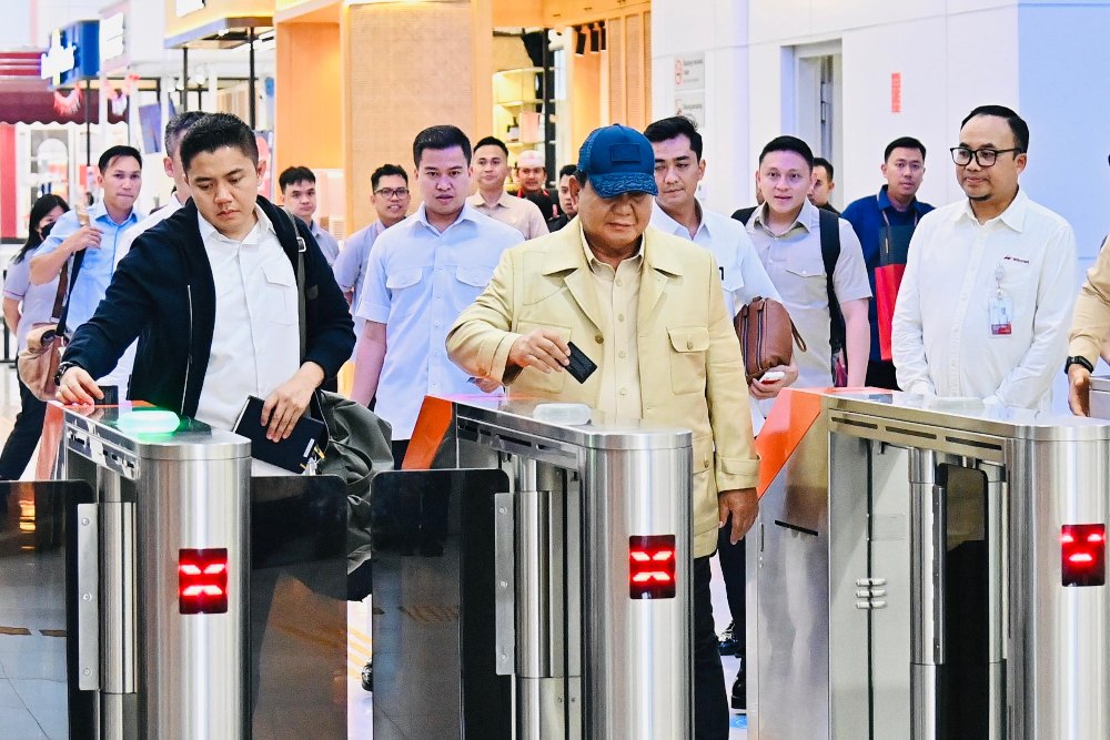 Foto-foto Prabowo Perdana Naik Whoosh ke Bandung, Duduk di Kelas Eksekutif