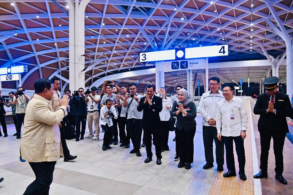 Foto-foto Prabowo Perdana Naik Whoosh ke Bandung, Duduk di Kelas Eksekutif