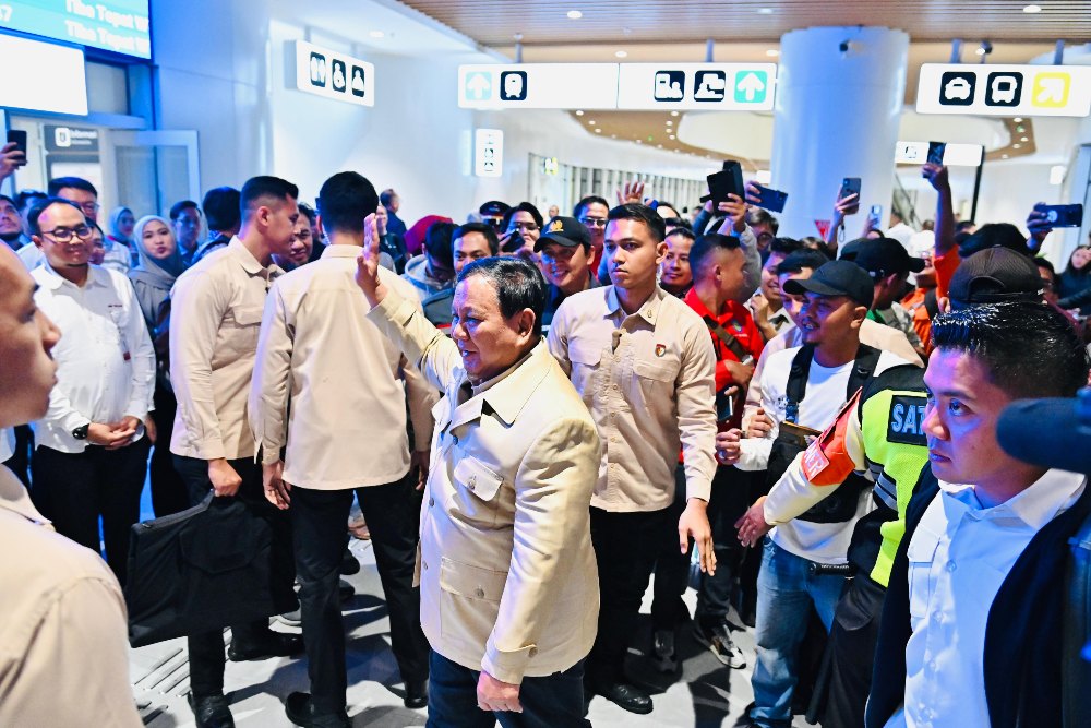 Foto-foto Prabowo Perdana Naik Whoosh ke Bandung, Duduk di Kelas Eksekutif