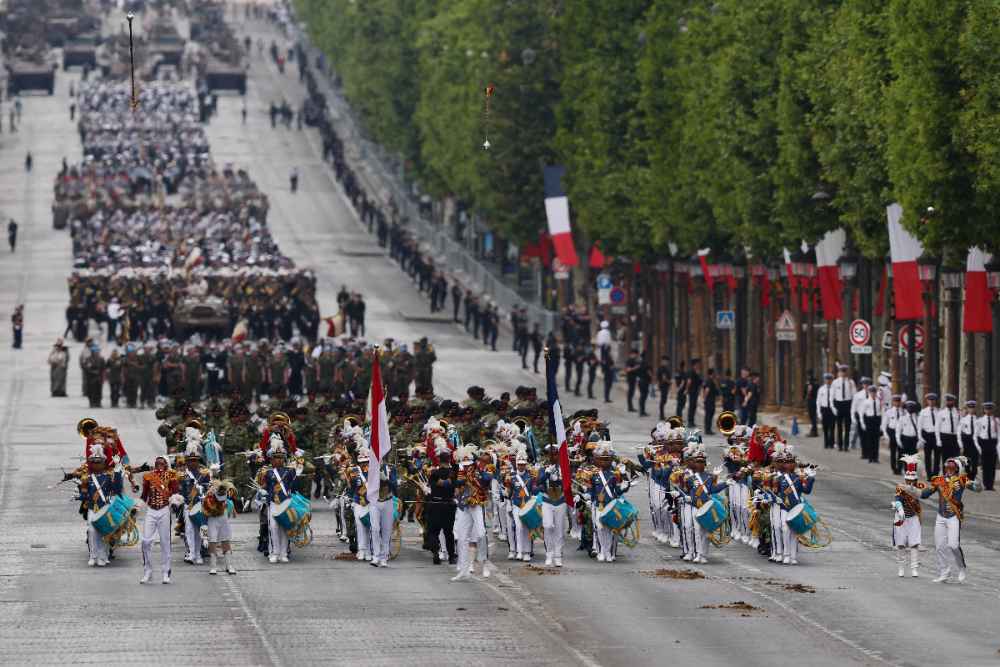 Musisi dari drum band militer Indonesia 