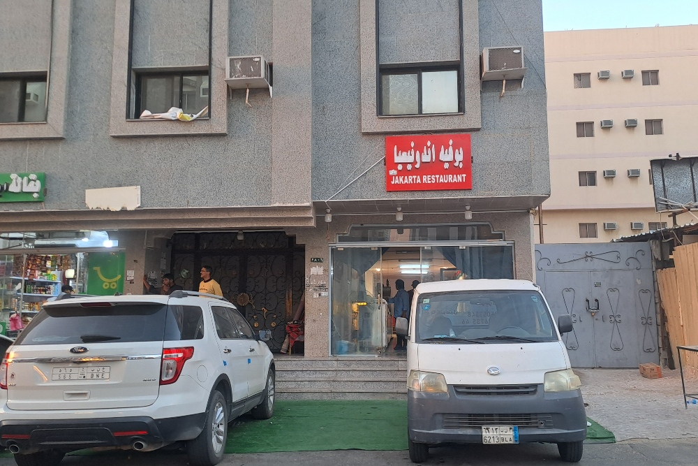Pengunjung beraktivitas di Restaurant Jakarta di kawasn Syisyah, Makkah, Arab Saudi. Bisnis/Reni Lestari.