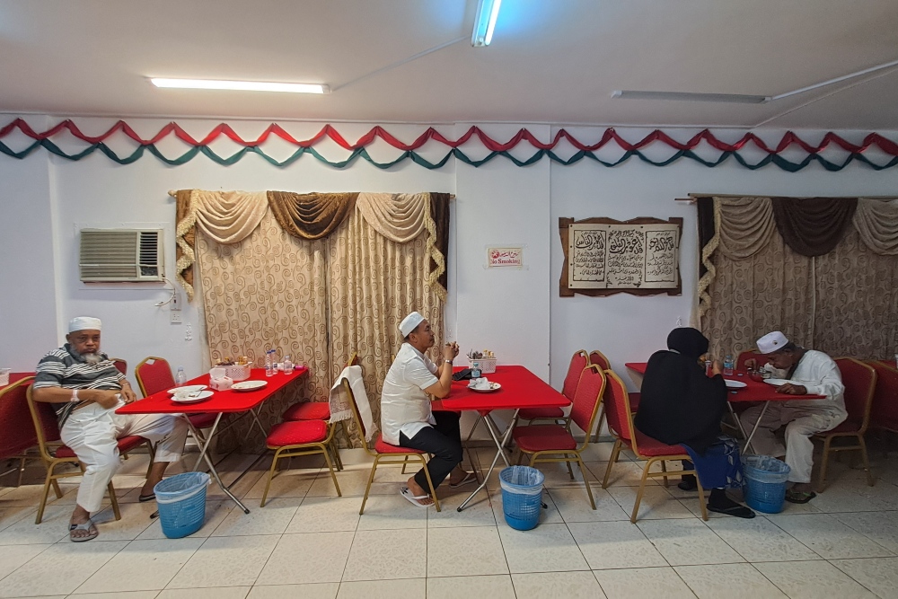 Pengunjung menikmati makan siang di Restaurant Jakarta di kawasn Syisyah, Makkah, Arab Saudi. Bisnis/Reni Lestari.