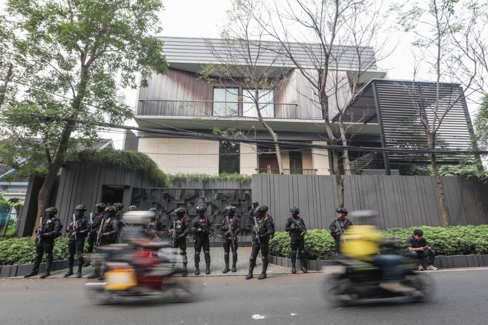 Penyidik Komisi Pemberantasan Korupsi (KPK) tiba di rumah mantan Wakil Menteri Imigrasi dan Pemasyarakatan (Imipas) Silmy Karim di Jakarta, Jumat (5/6/2026)./Bisnis-Fanny Kusumawardhani