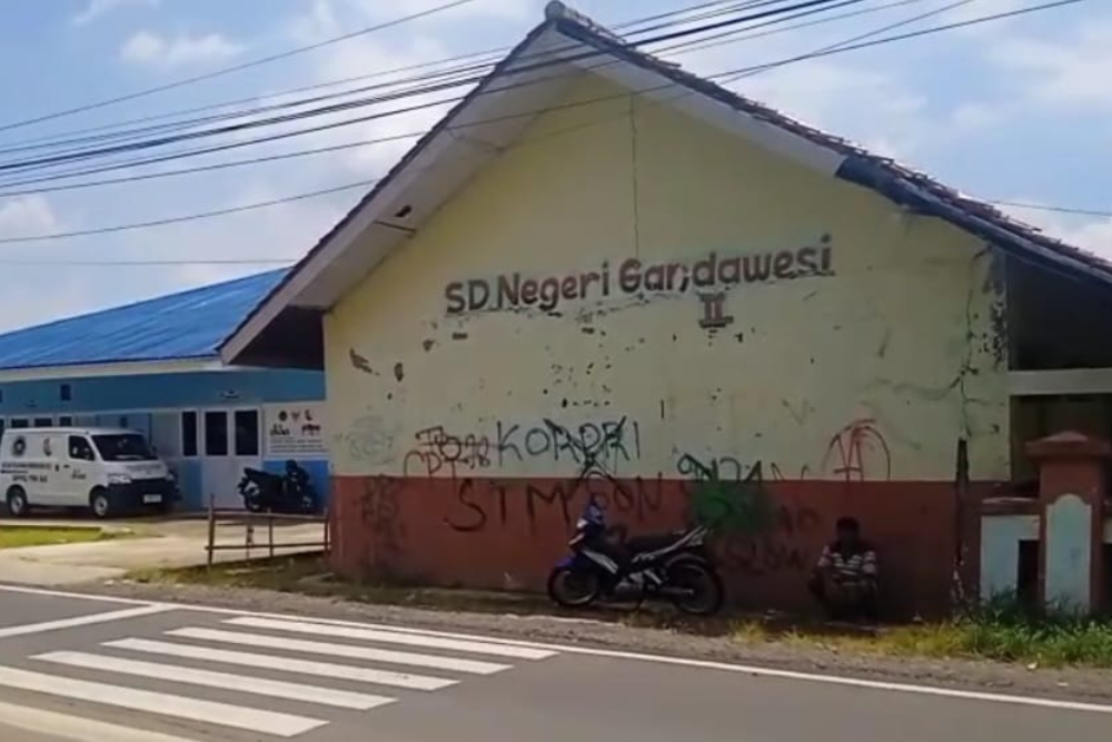 Menilik Perbandingan Mencolok Bangunan Sekolah Rusak vs MBG di Majalengka