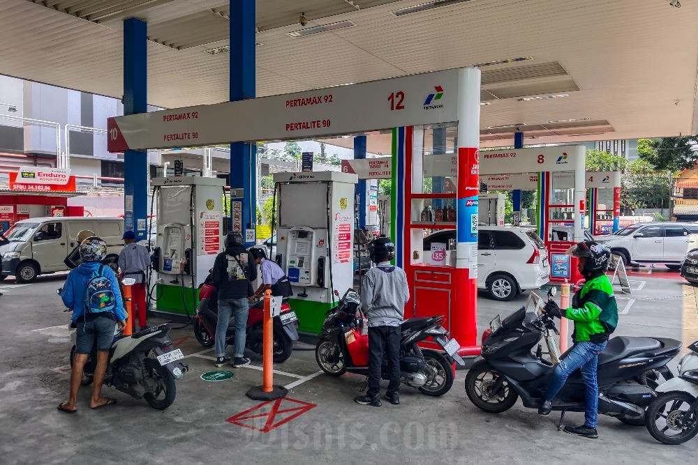 SPBU pertamina dipadati kendaraan roda dua dan roda empat