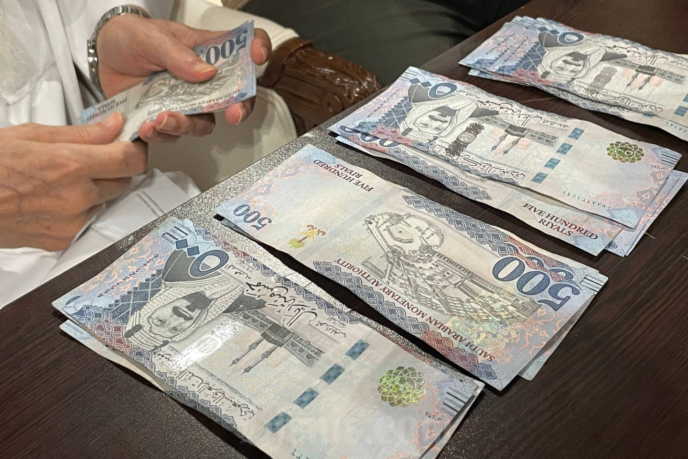 Uang riyal yang diberikan kepada jemaah haji Aceh pada Selasa (12/5/2026) di Makkah, Arab Saudi dari hasil pengelolaan aset wakaf Baitul Asyi peninggalan ulama asal Aceh, Habib Abdurrahman bin Alwi Al-Habsyi atau Habib Bugak Asyi. Setiap jemaah haji Aceh menerima dana 2.000 riyal. / Bisnis–Wibi Pangestu Pratama