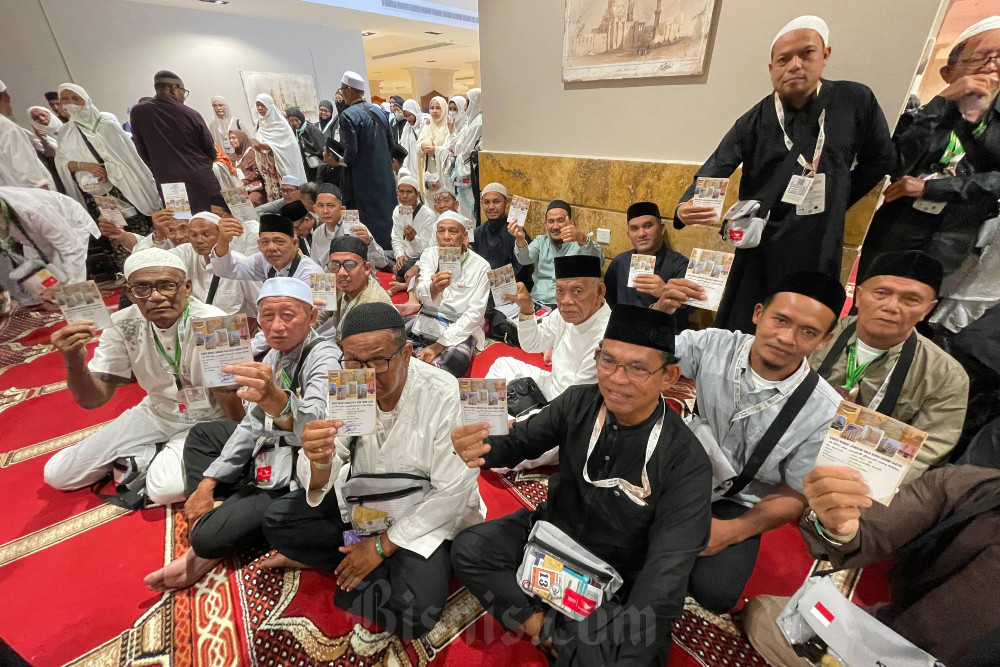Para jemaah haji asal Aceh menunjukkan kartu wakaf, sebagai identitas penerima wakaf Baitul Asyi. Setiap jemaah haji Aceh menerima dana hasil pengelolaan aset wakaf peninggalan ulama asal Aceh, Habib Abdurrahman bin Alwi Al-Habsyi atau Habib Bugak Asyi. / Bisnis–Wibi Pangestu Pratama