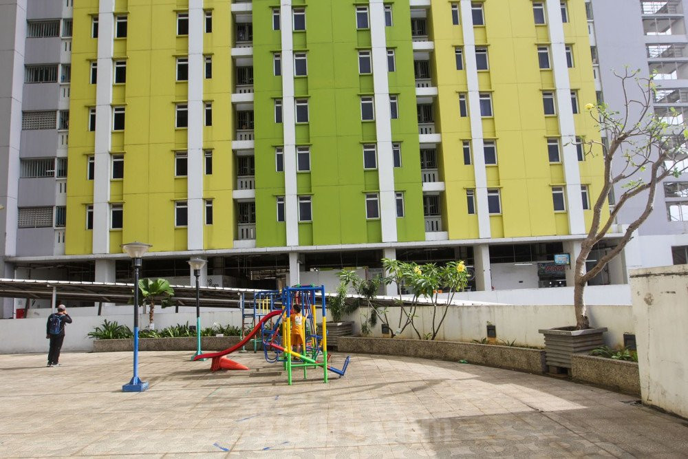 Warga bermain di taman bermain Rusun subsidi Pasar Rumput, Jakarta, Kamis (9/4/2026). Bisnis/Robby Fathan
