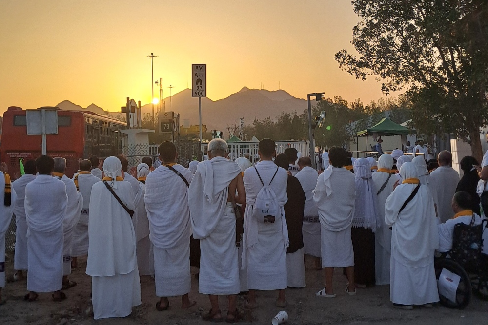 Jemaah haji Indonesia berdoa bersama di penghujung waktu wukuf di Arafah, Kamis (5/6/2025). Bisnis/Reni Lestari