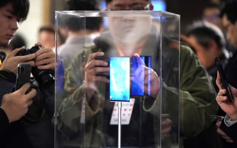 Pengguna mengambil gambar smartphone Xiaomi di sebuah pameran