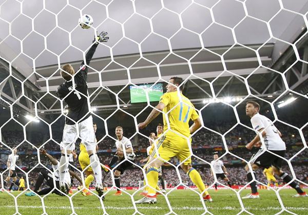HASIL JERMAN VS UKRAINA: Gol Mustafi dan Schweinsteiger Bawa Jerman Bantai Ukraina