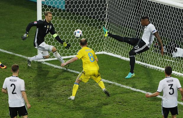 HASIL JERMAN VS UKRAINA: Gol Mustafi dan Schweinsteiger Bawa Jerman Bantai Ukraina